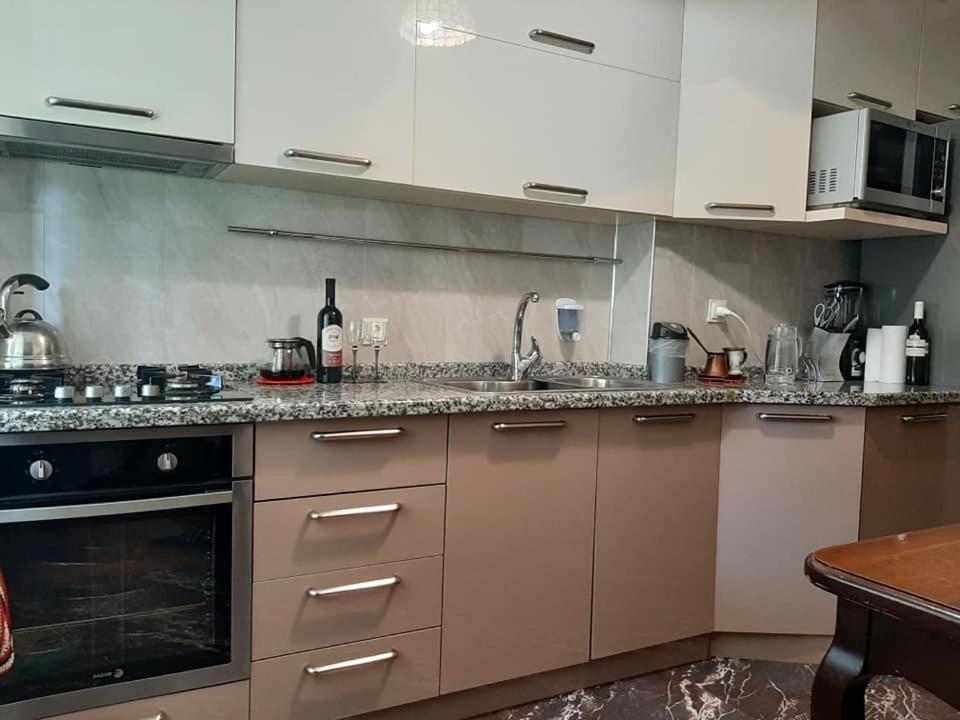 Apartment Жужуна バトゥーミ エクステリア 写真
