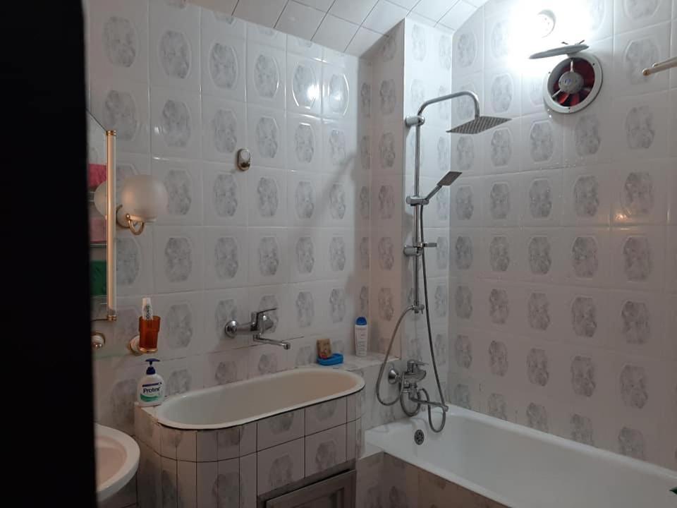 Apartment Жужуна バトゥーミ エクステリア 写真