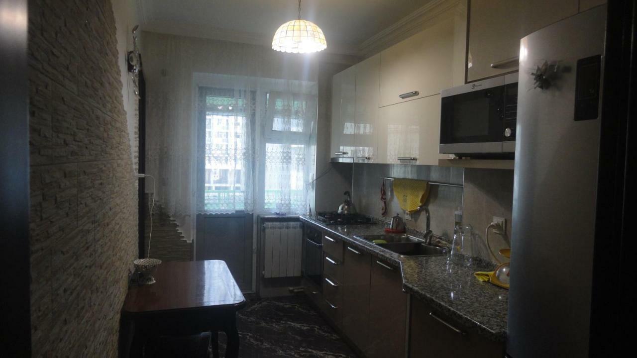 Apartment Жужуна バトゥーミ エクステリア 写真